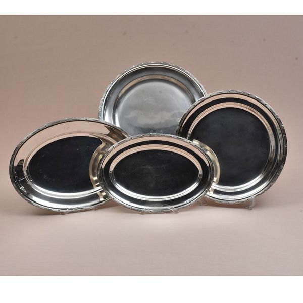 Wolff. Quatro travessas modelo Rosê, decoradas na borda em frisos e flores, sendo duas redondas e duas ovais. Maior diam. 39 cm e med maior oval 42 x 30 cm.