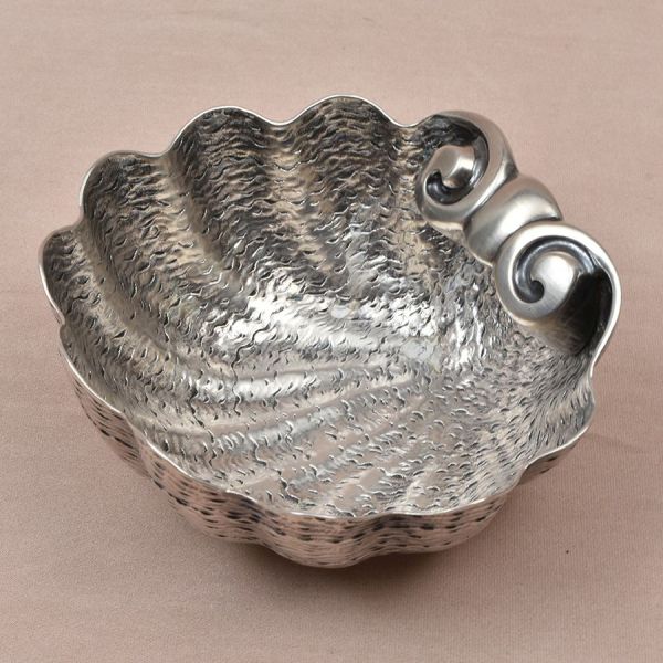 Concha batismal de prata portuguesa contraste Águia com punção de garantia de teor 833 milésimos. Moldada em formato de concha. Med. 14 x 12 cm. Peso: 290g.
