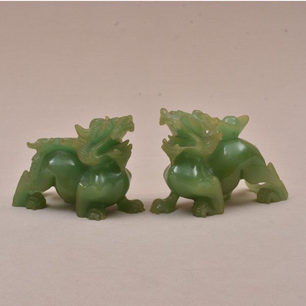 Par de esculturas chinesas em composto artístico decorativos na cor verde representando dragões. Alt. 9 cm e comp. 14 cm. Um pequeno quebradinho no fucinho.