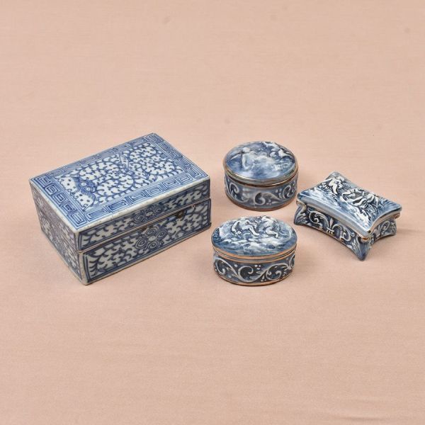 Quatro caixinhas de porcelana azul e branca decoradas, sendo as três menores são italianas Capo di Monti (7 x 5 cm) e uma retangular chinesa (8 x 12 cm )