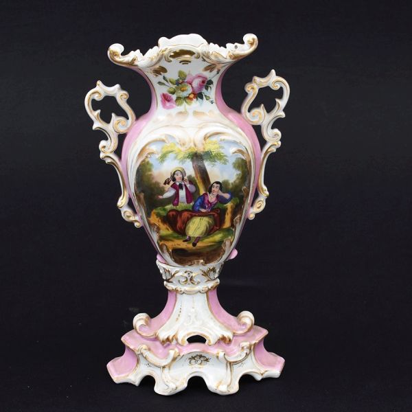 Ânfora de porcelana francesa Vieux Paris do sec. XIX decorado com flores em policromia sobre fundo rosa e branco realçado por frisos a ouro. Alt. 33 cm.