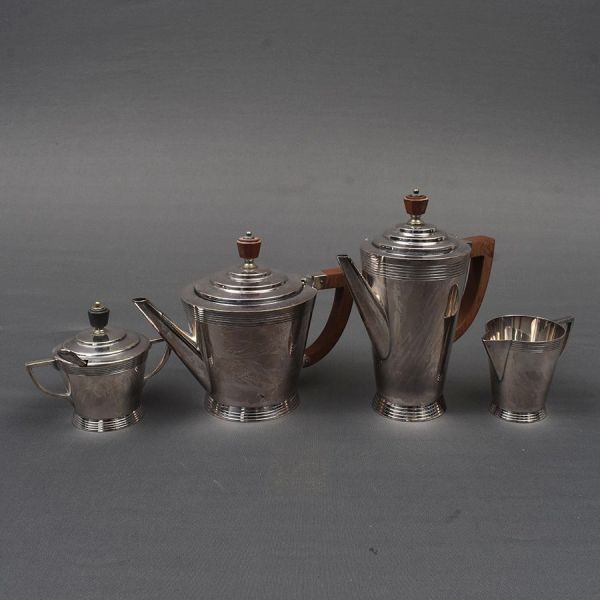 Serviço de chá em silverplated inglês Mappin & Webb´s. Bojo liso com frisos. Composto de bues de chá, café, leiteira e cremeira. Alt. bule maior 21 cm.