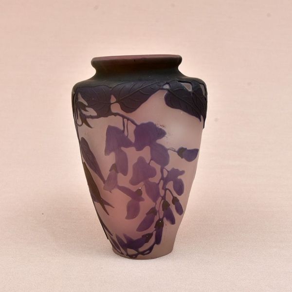 Emile Gallé. Vaso francês Art Noveau, cerca de 1900 em cameo glass acidado e decorado com vegetação em lias sobre fundo degradê. Assinado. Alt. 13 cm.