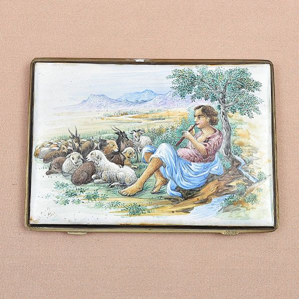 Cigarreira esmaltada oriental decorada em rica policromia com friso em prata de lei com cena pastoral de um lado e palaciana do outro. Med. 8 x 11 cm.