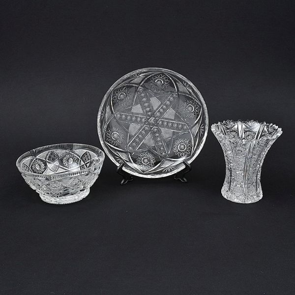 Vaso, bowl e prato para doce de cristal europeu ricamente lapidado com elementos geométricos. Alt. vaso 17 cm , diam. bowl 22 cm e diam. prato 29 cm.
