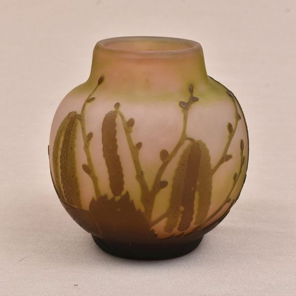 Emile Gallé. Vaso francês Art Noveau, cerca de 1900 em cameo glass acidado e decorado com vegetação em verde sobre fundo âmbar. Assinado. Alt. 10 cm.