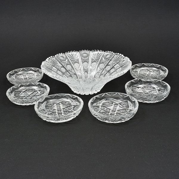 Fruteira com seis bowls de cristal europeu com lapidação geométrica. Diam. 33 e 15 cm. Fruteira com dois bicadinhos e um pequenino em um dos bowls.