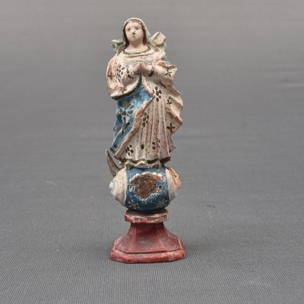 Brasil – sec. XIX. Miniatura de imagem em madeira policromada representando Nossa Senhora da Conceição. Alt. 12 cm. Ausência de uma meia lua da base.