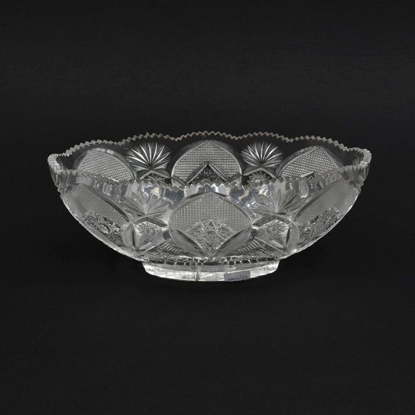 Centro de mesa oval de cristal europeu com rica lapidação geométrica preenchendo todo o bojo. Borda rendilhada. Med. 15 x 41 x 22 cm (A x L x P)