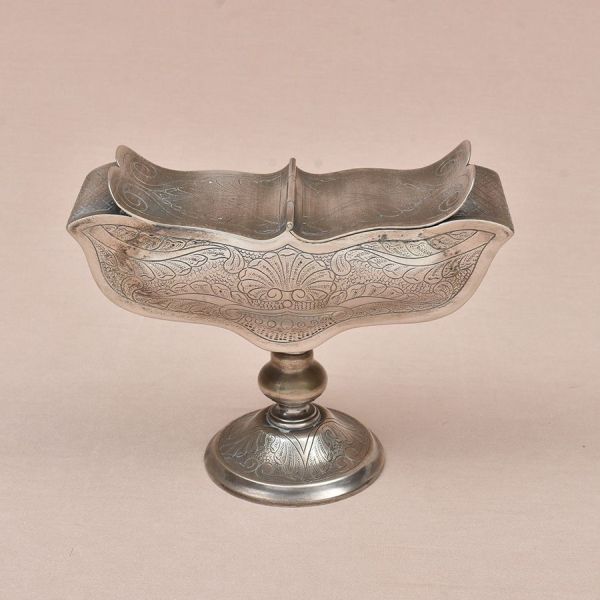Naveta de prata portuguesa do sec. XIX contraste L Coroada. Bojo ricamente lavrado com acantos e volutas. Alt. 16 cm e comp 19 cm. Peso: 640g.