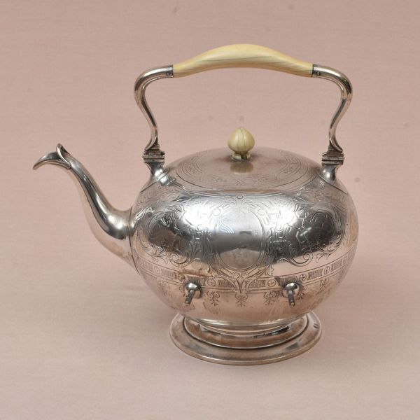 Bule para samovar de prata francesa decoração em lavrados angelicais. Alça e pega da tampa de marfim. Alt. com alça 27 cm. Peso bruto 1.195g.