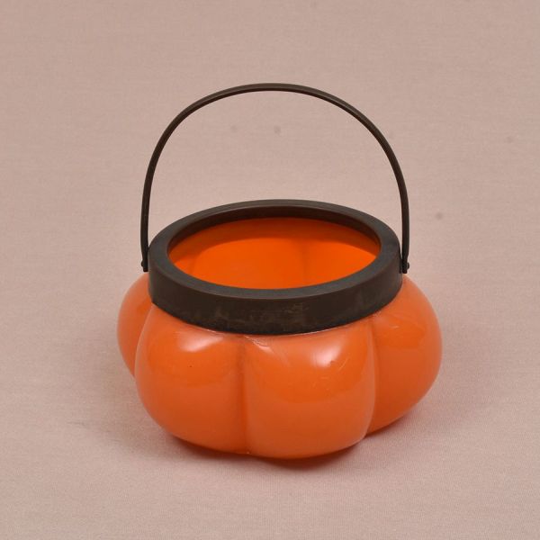 Cestinha porta joias de vidro de Murano liso em tom de laranja moldado. Alças em metal dourado. Alt. sem a alça levantada 7 cm e diam. 10 cm.