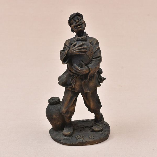 Escultura chinesa em gipsita patinado representando `A Boa Colheita`, representando figura homem com os potes de vinho. Alt. 18 cm. Assinado