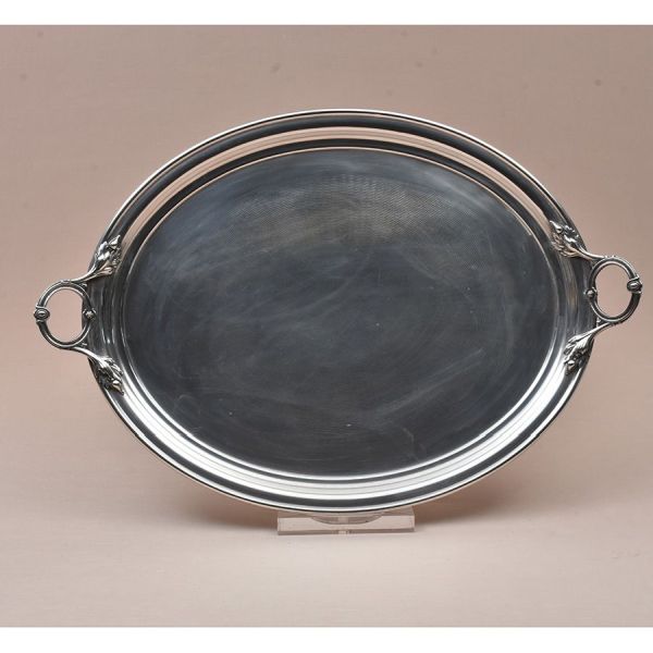 Grande e elegante bandeja francesa em metal prateado fligranada. Alças em belo trabalho de acantos dando imponência a peça. Med. 80 x 56 cm.