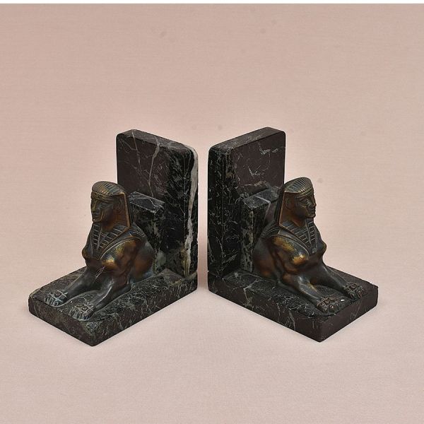 Par de serre livres de bronze e pedra ônix representando figuras de esfinges. Med. 15 x 15 x 9 cm. Uma delas apresentam mínimos bicadinhos.