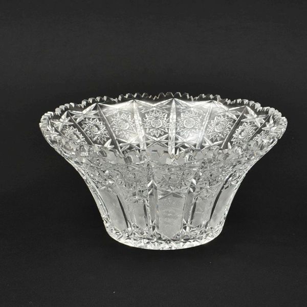 Centro de mesa de cristal europeu lapidado em elementos geométricos. Borda recortada. Alt. 15 cm e diam. 31 cm. Borda com dois bicadinhos.