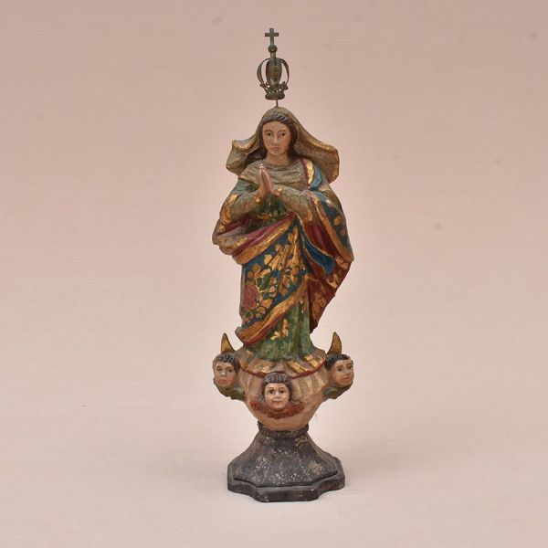 Brasil – sec. XIX. Imagem de madeira em policromia representando Nossa Senhora da Conceição. Olhos de madeira. Alt. 31 cm. Coroa prateada.