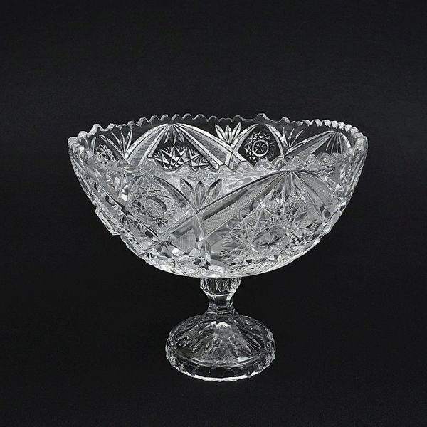 Centro de mesa oval de cristal europeu com rica lapidação geométrica preenchendo todo o bojo. Borda rendilhada. Alt. 21 cm e diam. 25 cm.