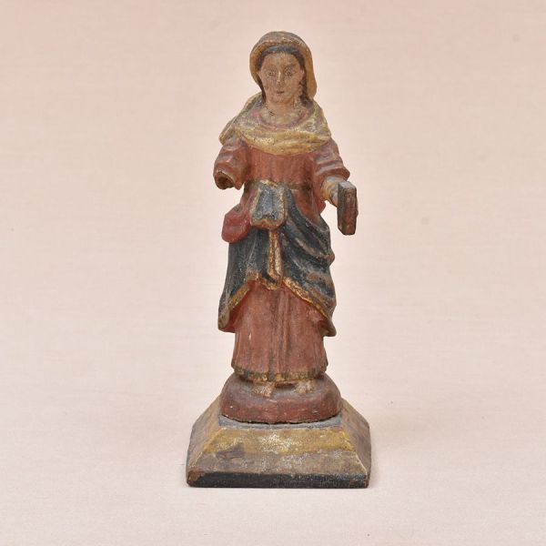 Brasil – sec. XIX. Imagem de madeira policromada representando Nossa Senhora em madeira policromada. Ausência de uma das mãos. Alt. 21 cm.