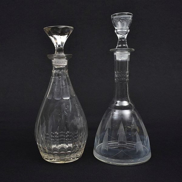 Duas licoreiras de cristal europeu translúcidas lapidadas. 32 e 30 cm. A de menor tamanho tem um pequenino bicadnho na tampa e na borda.