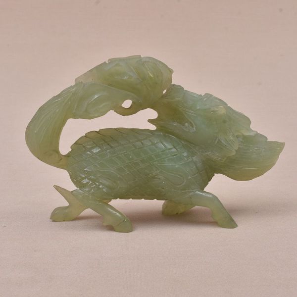 Escultura chinesa do sec. XIX em jade verde entalhada representando uma criatura mítica chinesa. Alt. 10 cm. Restauro na pata trasseira.
