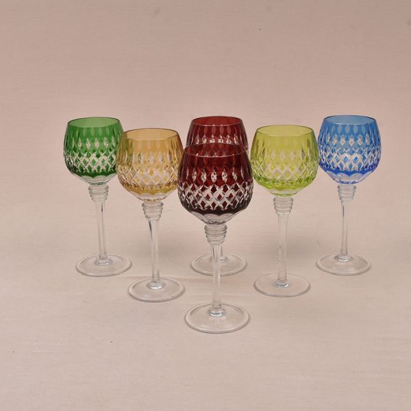 Conjunto de seis elegantes taças de cristal overlay coloridas. Lapidação em sulcos geométricos. Haste translúcida facetada. Alt. 21 cm.