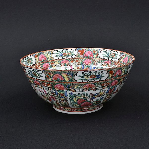 Grande bowl de porcelana chinesa decoração Mandarim em policromia com figuras em cenas do cotidiano e flores. Alt. 16 cm e diam. 36 cm.