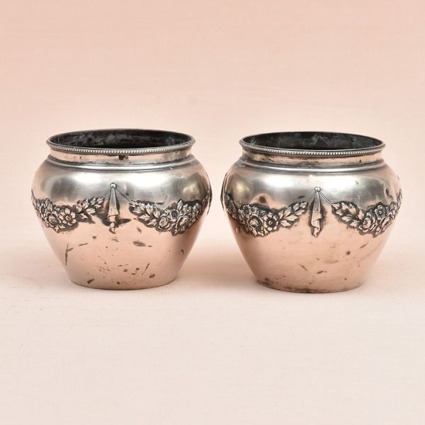 Par de floreiras de prata portuguesa, contraste Javali II. Decoração em guirlanda floral. Alt. 10 cm e diam da boca 10 cm. Peso: 320g.