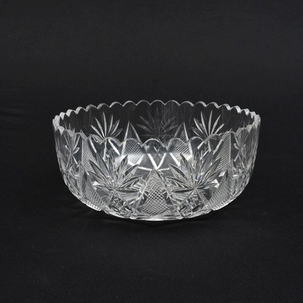 Centro de mesa de cristal europeu translúcido e lapidado em elementos geométricos. Alt. 10 cm e diam. 23 cm. Mínimo bicadinho na borda