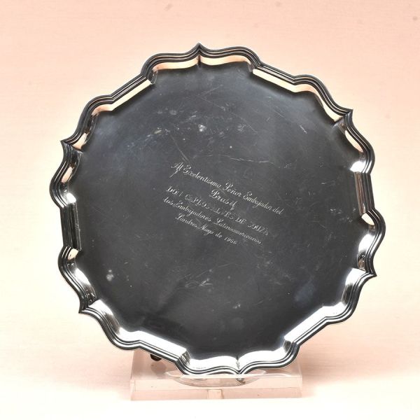 Salva de prata inglesa contraste de Sheffield do ano de 1938. Centro liso e borda em frisos. Pés de sapata. Diam. 37 cm. Peso: 1.160g.