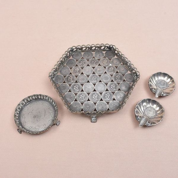 Duas salvas e par de cinzeiros de prata de diferentes procedências e decorações. Med. 18 x 18 cm; 9 e 6 cm. Peso total de prata 540g.