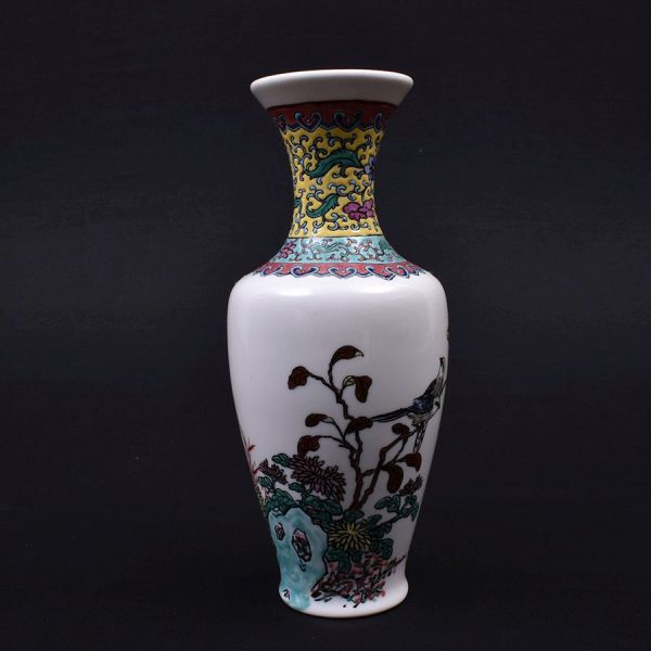 Vaso de porcelana chinesa decorado em policromia com pássaros e flores e com caracteres mandarim em um verso literário. Alt. 29 cm.