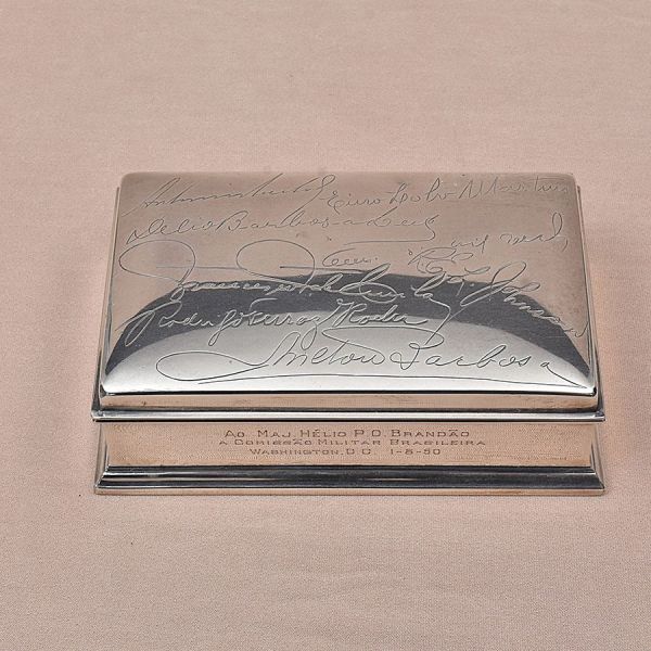 Caixinha de prata inglesa Sterling lisa com assinatura lavradas na tampa. Med. 5 x 14 x 9 cm. Interior em madeira. Peso bruto: 320g.