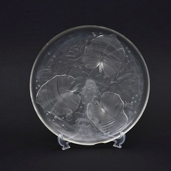 Medalhão francês de cristal satinê decorado com flores e pássaros em relevo. Diam. 34 cm. Apresenta alguns quebradinhos na borda.