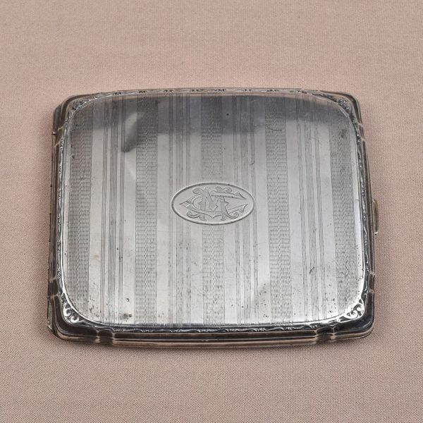 Cigarreira de prata europeia com punção de garantia de teor 800 milésimos. Decoração em filigranados. Med. 10 x 8 cm. Peso: 80g.