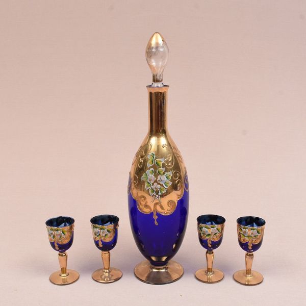 Licoreira com seis taças veneziana de licor em rica douração com flores em policromia e relevo sobre fundo azul. Alt. 36 e 9 cm.