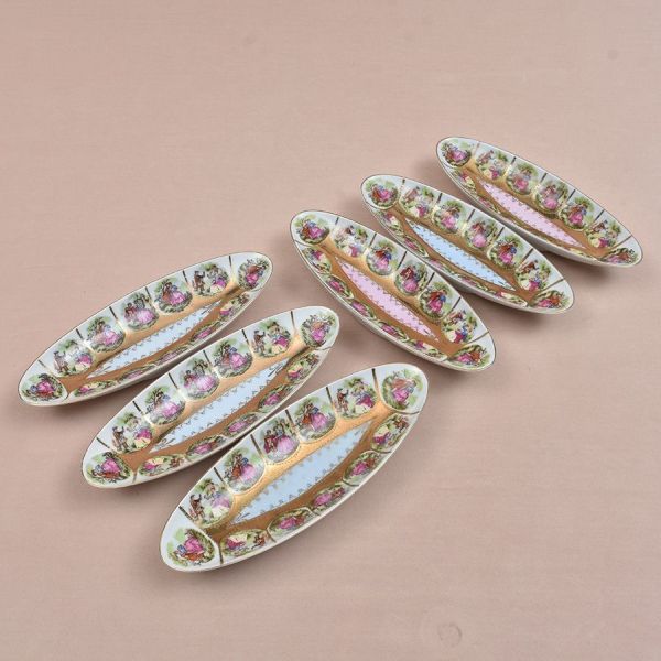 Royal Vienna. Seis pratos de apoio de porcelana em policromia com decorações em reservas com cenas de galanteio. Med. 9 x 25 cm.