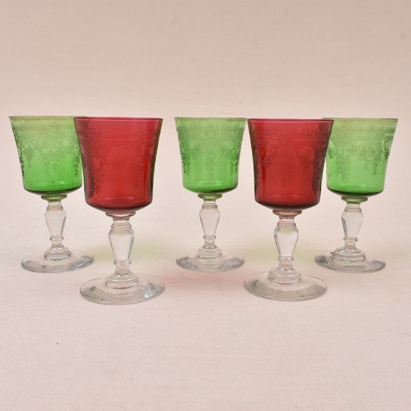Cinco taças francesa de cristal Saint Louis nas cores verde e vermelho lavradas com flores. Base translúcida lisa. Alt. 12 cm.