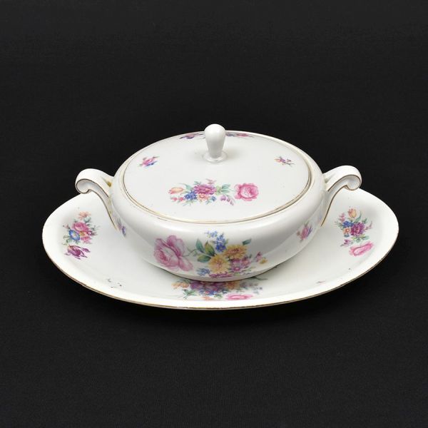 Travessa e legumeira de porcelana tcheca na cor branca decorada com flores em policromia. Med. travessa 26 x 37 e diam. 22 cm.