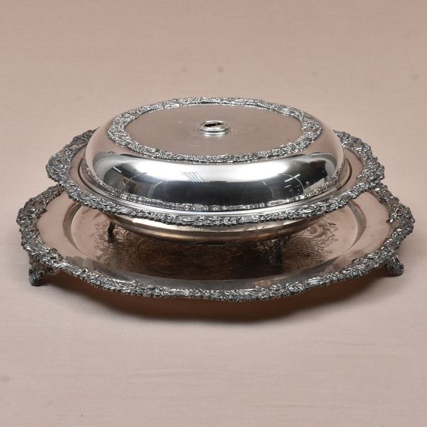 Salva e legumeira com tampa Sheffield em silverplated ricamente cinzeladas e lavradas com flores e volutas. Diam. 42 e 35 cm.