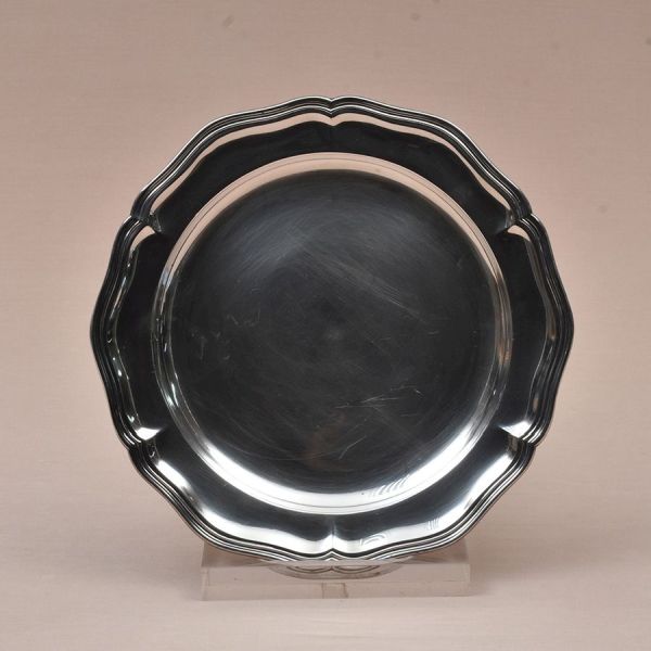 Salva de prata italiana com punção de garantia de teor 800 milésimos. Centro liso e borda em frisos. Diam. 32 cm. Peso: 685g.