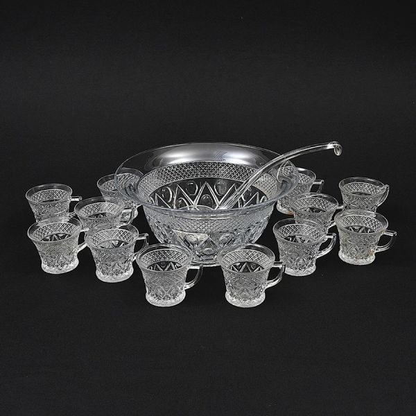 Poncheira com 12 taças e concha de cristal europeu translúcido ricamente lapidado. Alt. 15 cm e diam. 29 cm. Alt. taça 7 cm.
