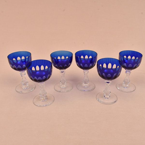 Seis taças francesas para licor de cristal overlay na cor azul, lapidação com facetas dedão e haste translúcida. Alt. 11 cm.