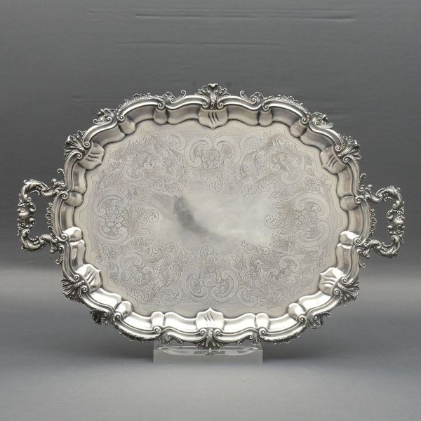 Bandejão inglês em silver palted em belíssimo trabalho de lavrado e cinzel com flores, palmas e volutas. Med. 71 x 50 cm.
