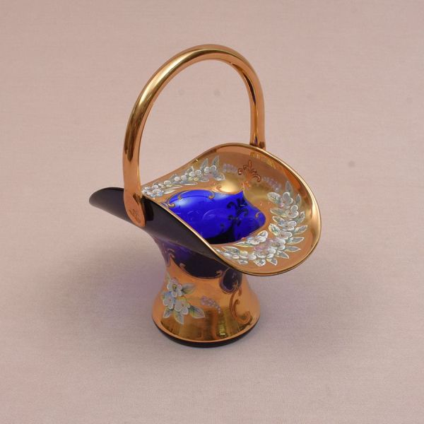 Cestinha italiana de vidro azul com pintura em dourado com flores em relevo policromado. Med. 20 x 15 x 12 cm (A x L x P)