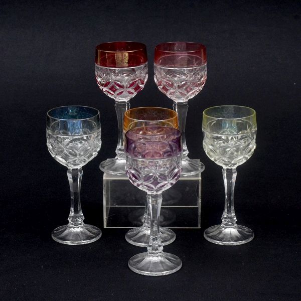 Amaris. Seis taças de cristal coloridos e lapidados com elegante motivo floral. Haste translúcida e facetada. Alt. 20 cm.