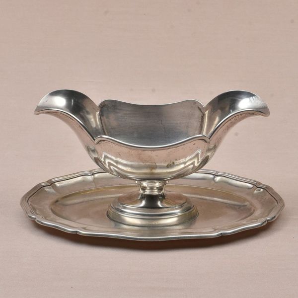 Molheira de prata francesa lisa com punção de garantia de teor 800 milésimos. Med. 12 x 25 x 15 cm (A x L x P). Peso 480g