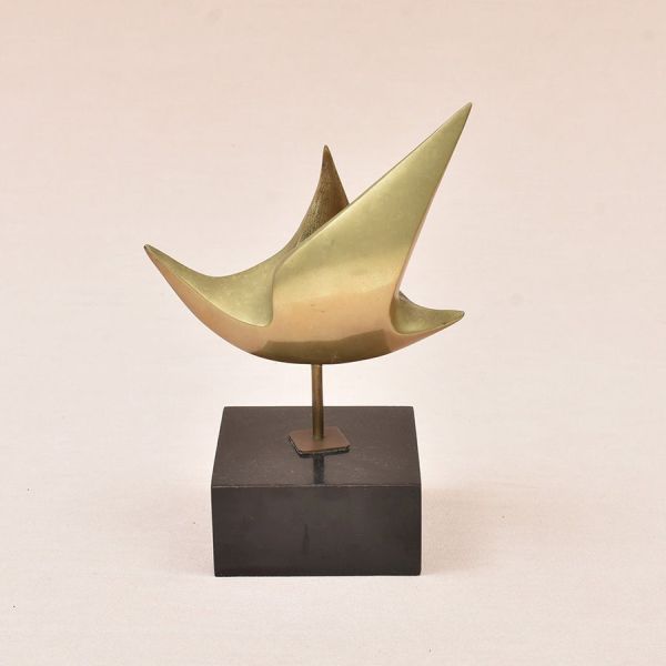 Escultura de bronze dourado representando pássaro. Base de madeira. Alt. total 18 cm. pequenino trincado na ponta da asa.