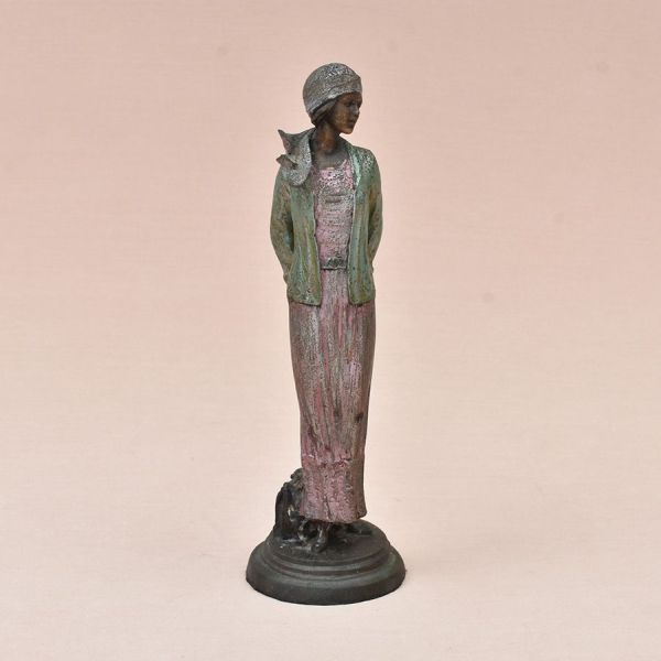 Escultura de bronze europeu patinado, cerca de 1930, em detalhes de policromia representando dama com chapéu. Alt.31 cm.