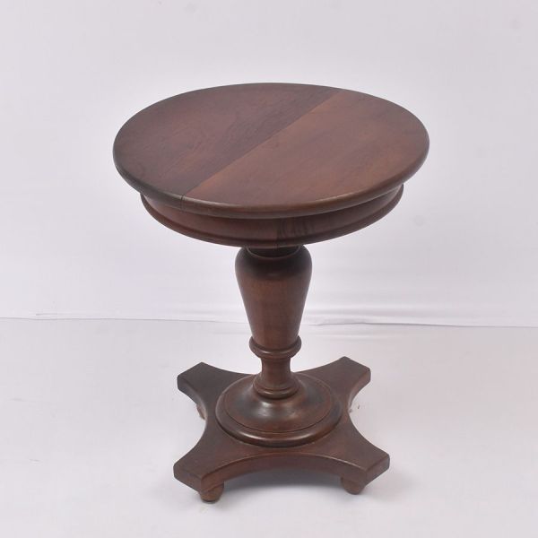 Mesa brasileira toda em madeira. Coluna em balaústre sobre quatro pés de bola. Tampo redondo. Alt. 61 cm e diam. 51 cm.